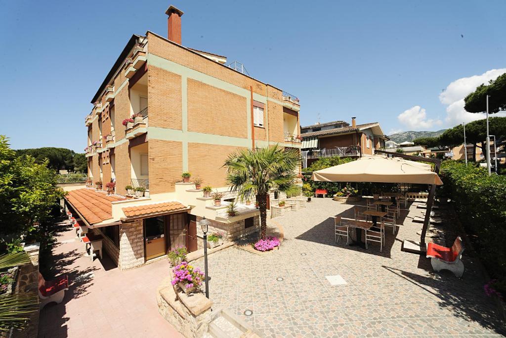 Hotel Casa Yvorio Terracina Exterior foto