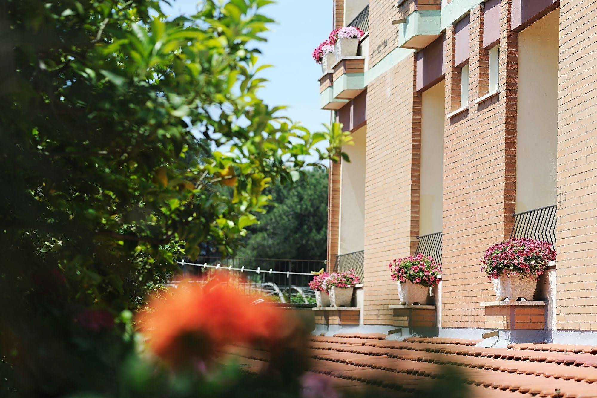 Hotel Casa Yvorio Terracina Exterior foto